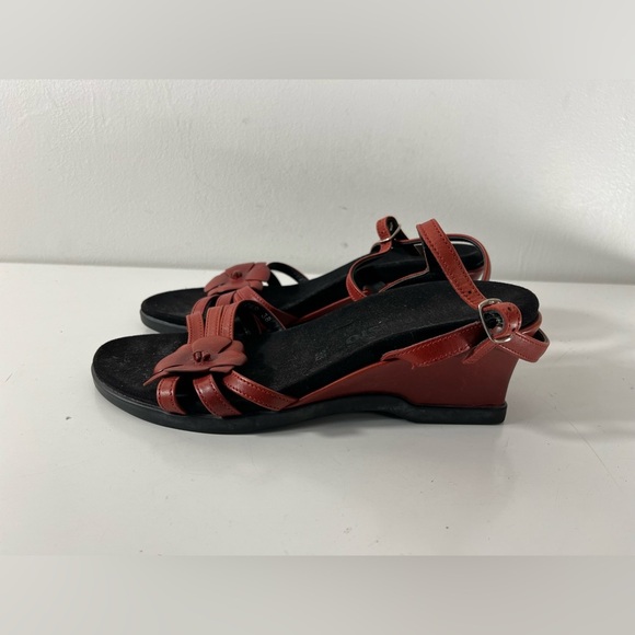 Mephisto Womens Sz 38 EU 7 US Wedge Heel Flower  Sandals Red Black Leather - Picture 6 of 8